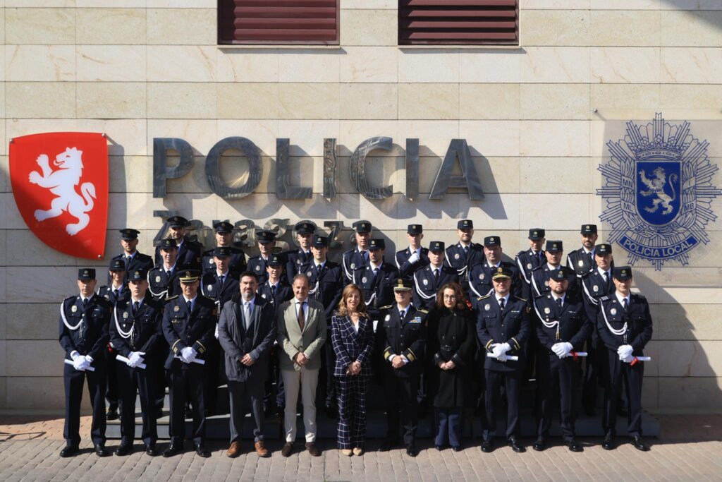 Natalia Chueca con agentes de Policía Local
